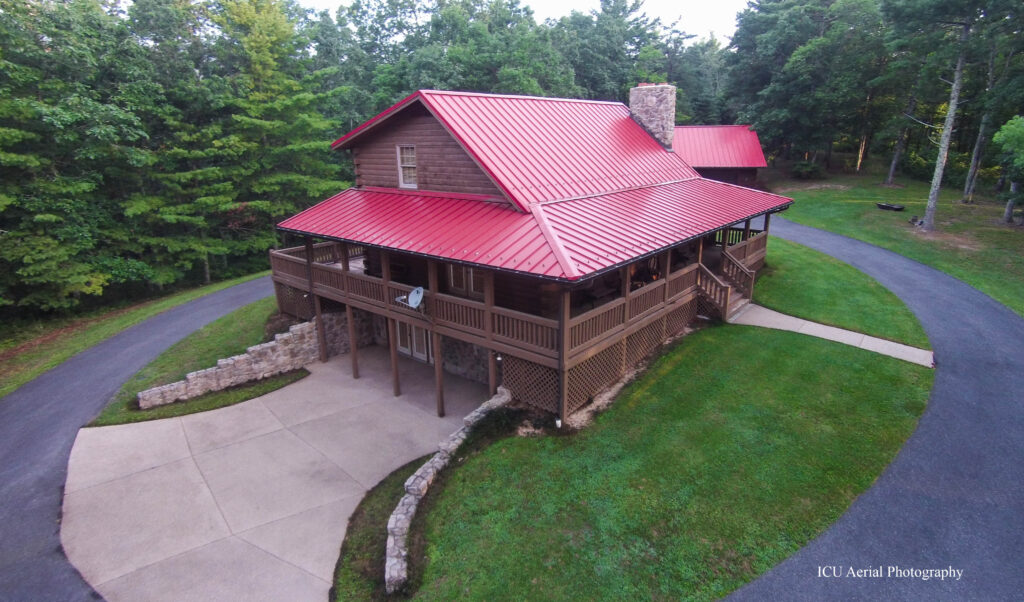 Charlie's Guest House log lodge at Scottland Farm