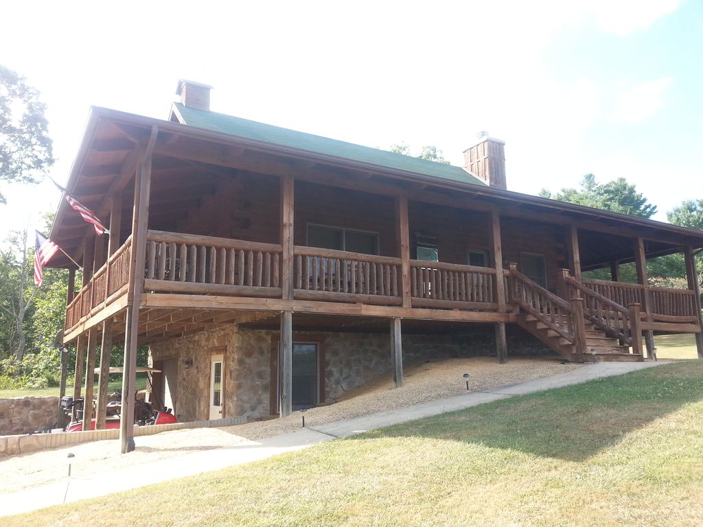 The Lake House at Scottland Farm, a lakeside log home in West Augusta Virginia